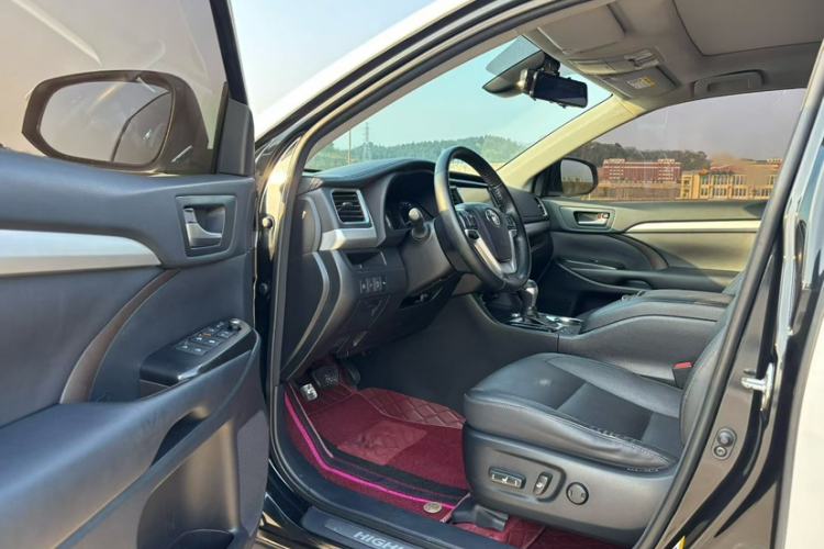 Used Toyota Highlander 2018 2.0T Four-Wheel Drive Prestige Version 7 Seats China V Emission Standard Interior 3
