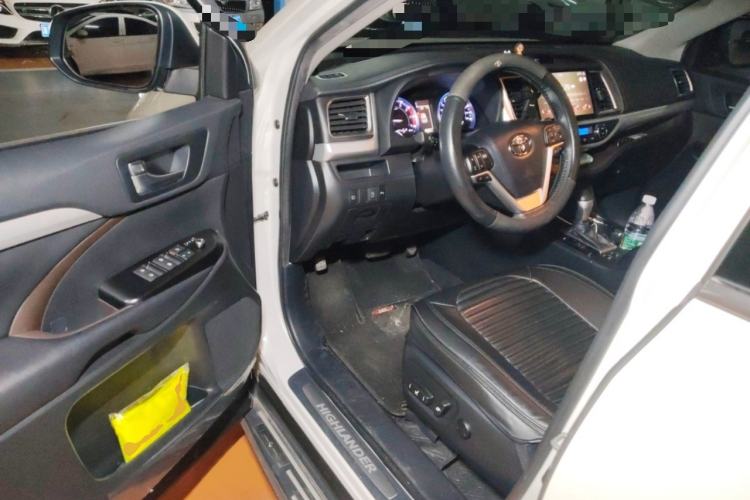 Used Toyota Highlander 2018 2.0T Four-Wheel Drive Luxury Version 7 Seats China VI Standard Interior 3
