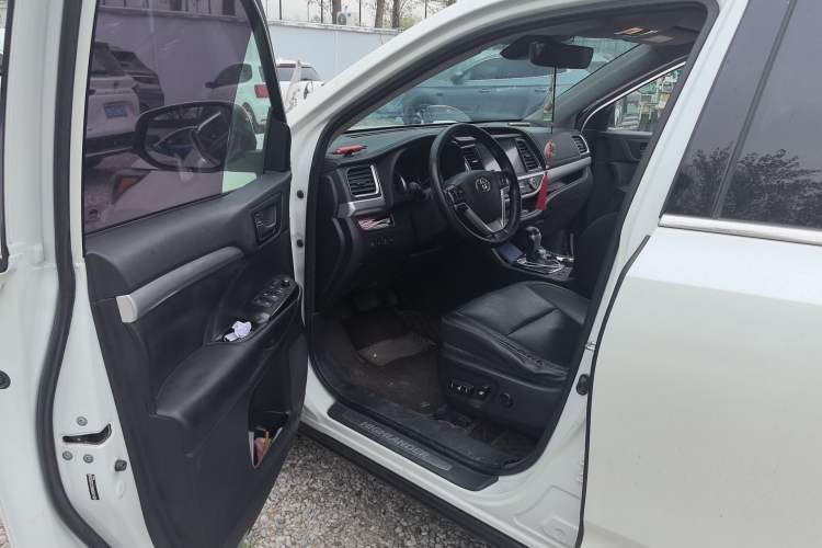 Used Toyota Highlander 2018 2.0T Four-Wheel Drive Prestige Version 7 Seats China V Emission Standard Interior 3
