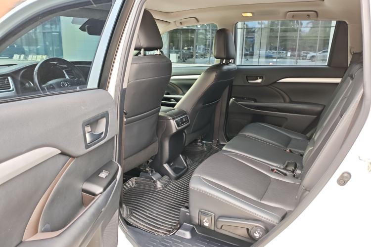 Used Toyota Highlander 2018 2.0T Two-Wheel Drive Luxury Edition 7 Seats China VI Standard Interior 3