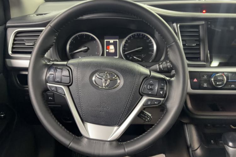 Used Toyota Highlander 2018 2.0T Four-Wheel Drive Luxury Edition 7 Seats China V Emission Standard Interior 4
