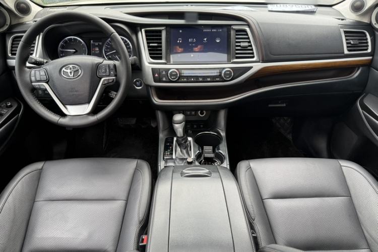 Used Toyota Highlander 2018 2.0T Four-Wheel Drive Prestige Version 7 Seats China V Emission Standard Interior 4