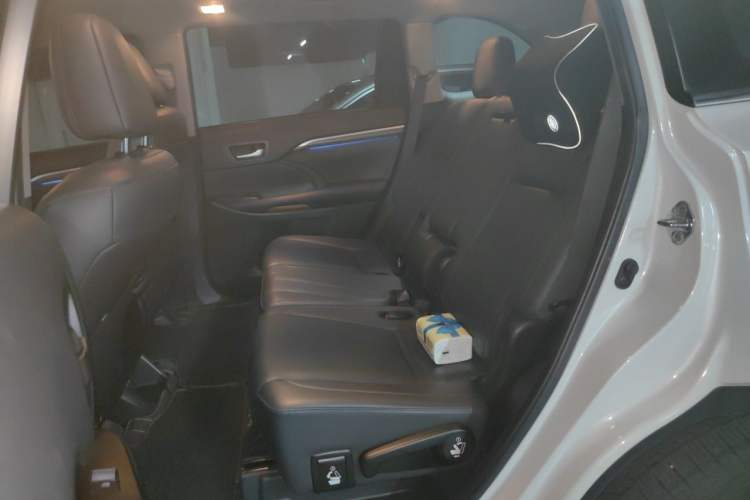 Used Toyota Highlander 2018 2.0T Four-Wheel Drive Supreme Edition 7-Seater China VI Interior 4