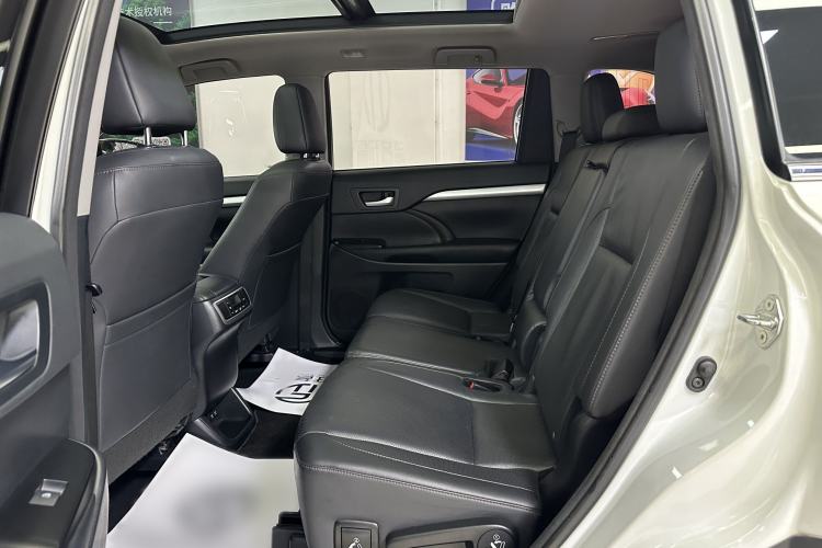 Used Toyota Highlander 2018 2.0T Four-Wheel Drive Prestige Version 7 Seats China V Emission Standard Interior 4