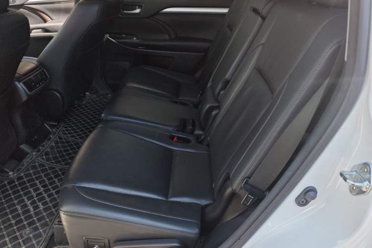 Used Toyota Highlander 2018 2.0T Four-Wheel Drive Luxury Edition 7 Seats China V Emission Standard Interior 4