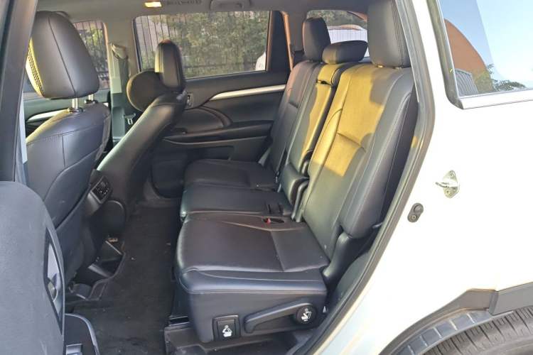 Used Toyota Highlander 2018 2.0T Four-Wheel Drive Luxury Version 7 Seats China VI Standard Interior 4