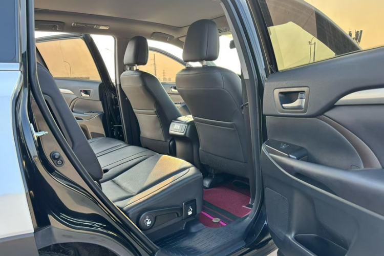 Used Toyota Highlander 2018 2.0T Four-Wheel Drive Prestige Version 7 Seats China V Emission Standard Interior 4