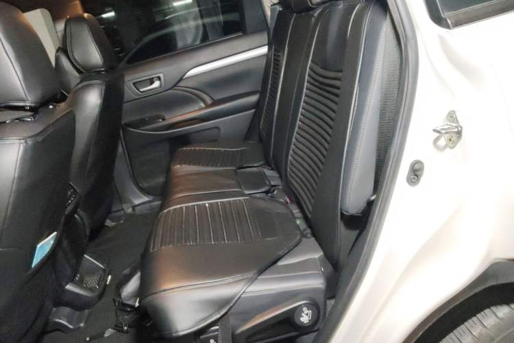 Used Toyota Highlander 2018 2.0T Four-Wheel Drive Luxury Version 7 Seats China VI Standard Interior 4