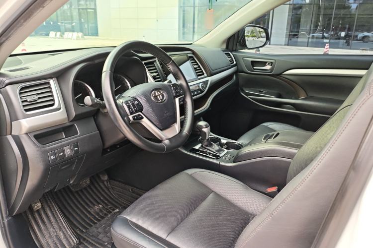Used Toyota Highlander 2018 2.0T Two-Wheel Drive Luxury Edition 7 Seats China VI Standard Interior 4
