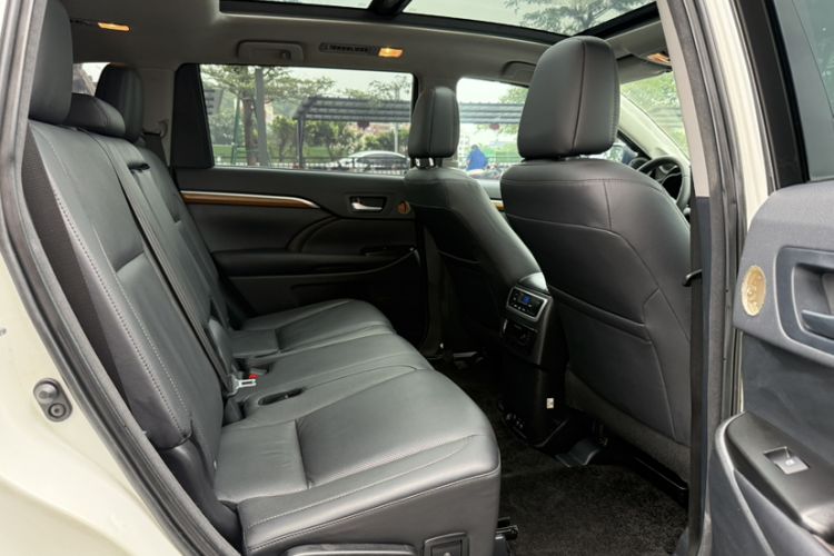 Used Toyota Highlander 2018 2.0T Four-Wheel Drive Prestige Version 7 Seats China V Emission Standard Interior 5