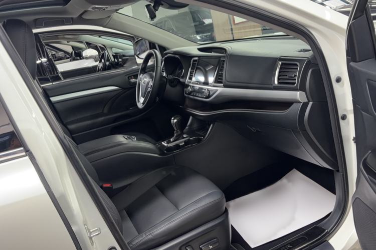 Used Toyota Highlander 2018 2.0T Four-Wheel Drive Luxury Edition 7 Seats China V Emission Standard Interior 7
