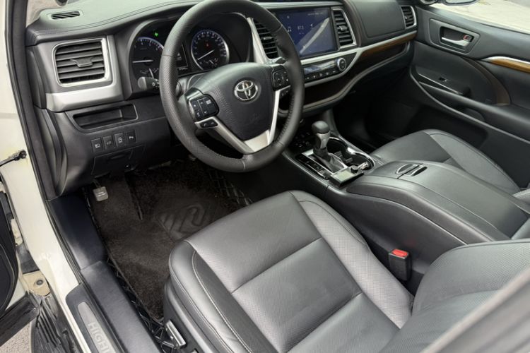 Used Toyota Highlander 2018 2.0T Four-Wheel Drive Prestige Version 7 Seats China V Emission Standard Interior 7