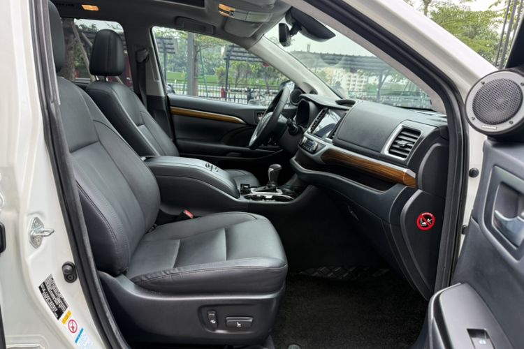 Used Toyota Highlander 2018 2.0T Four-Wheel Drive Prestige Version 7 Seats China V Emission Standard Interior 8
