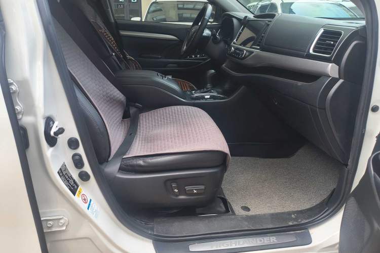 Used Toyota Highlander 2018 2.0T Four-Wheel Drive Luxury Version 7 Seats China VI Standard Interior 9