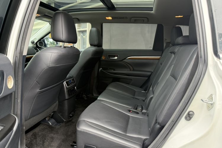 Used Toyota Highlander 2018 2.0T Four-Wheel Drive Prestige Version 7 Seats China V Emission Standard Interior 9