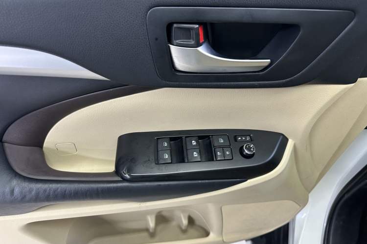 Used Toyota Highlander 2018 2.0T Four-Wheel Drive Luxury Edition 7 Seats China V Emission Standard Interior 9