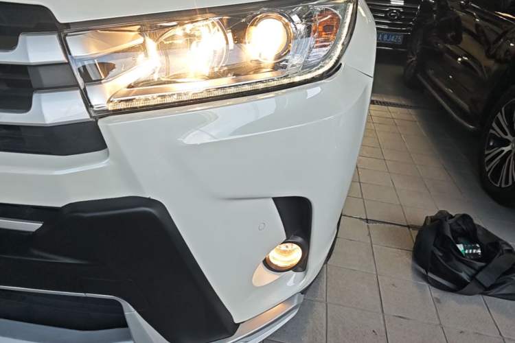 Used Toyota Highlander 2018 2.0T Four-Wheel Drive Luxury Version 7 Seats China VI Standard Left Front Headlight