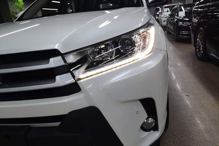 Used Toyota Highlander 2018 2.0T Four-Wheel Drive Luxury Edition 7 Seats China V Emission Standard Left Front Headlight