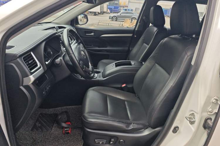 Used Toyota Highlander 2018 2.0T Two-Wheel-Drive Luxury Edition 7 Seats Emission Standard China V Left Front Seat