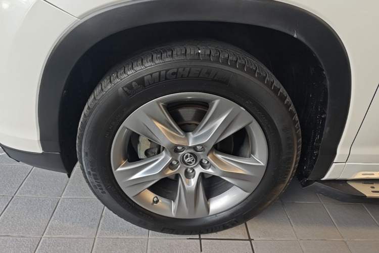 Used Toyota Highlander 2018 2.0T Four-Wheel Drive Luxury Version 7 Seats China VI Standard Left Front Wheel Hub