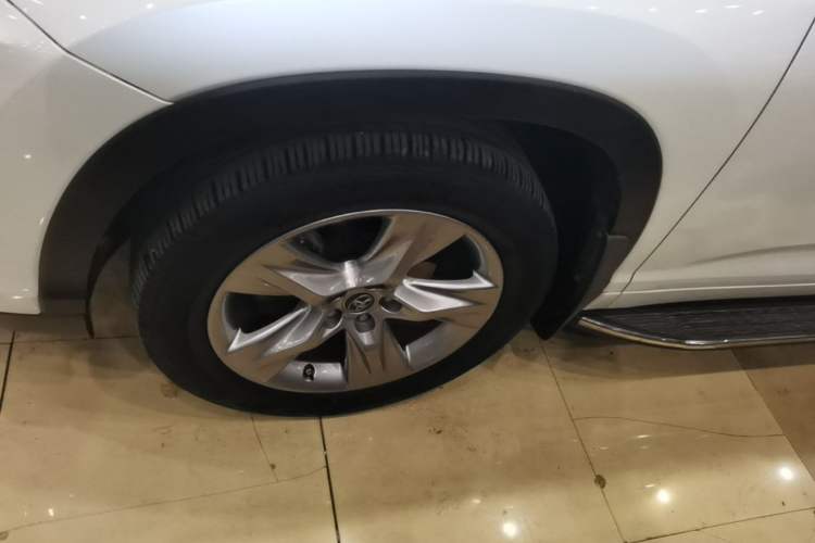 Used Toyota Highlander 2018 2.0T Four-Wheel Drive Luxury Version 7 Seats China VI Standard Left Front Wheel Hub