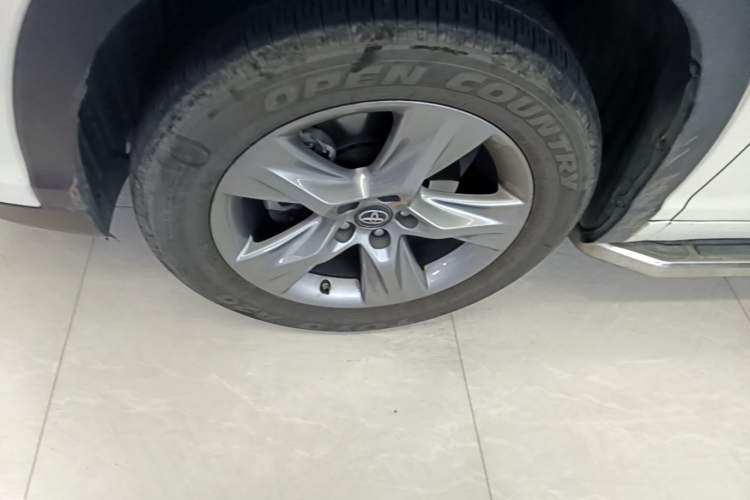 Used Toyota Highlander 2018 2.0T Four-Wheel Drive Luxury Version 7 Seats China VI Standard Left Front Wheel Hub