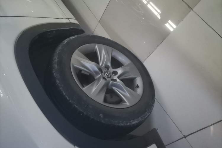 Used Toyota Highlander 2018 2.0T Four-Wheel Drive Luxury Version 7 Seats China VI Standard Left Front Wheel Hub