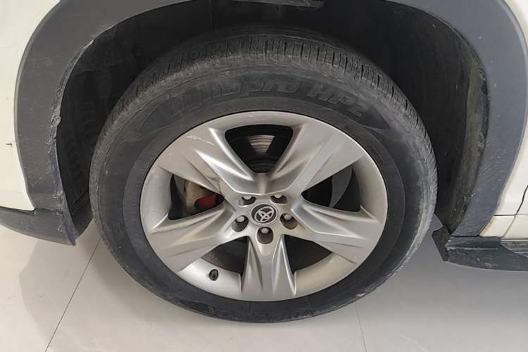 Used Toyota Highlander 2018 2.0T Four-Wheel Drive Luxury Version 7 Seats China VI Standard Left Front Wheel Hub