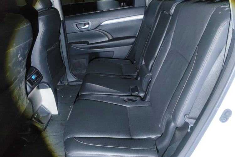 Used Toyota Highlander 2018 2.0T Four-Wheel Drive Luxury Edition 7 Seats China V Emission Standard Left Rear Seat