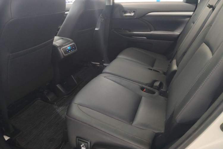 Used Toyota Highlander 2018 2.0T Four-Wheel Drive Luxury Edition 7 Seats China V Emission Standard Left Rear Seat