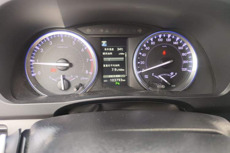 Used Toyota Highlander 2018 2.0T Four-Wheel Drive Luxury Edition 7 Seats China V Emission Standard Odometer Close Up