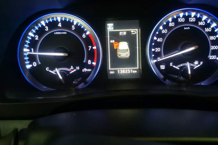 Used Toyota Highlander 2018 2.0T Four-Wheel Drive Prestige Version 7 Seats China VI Standard Odometer Close Up