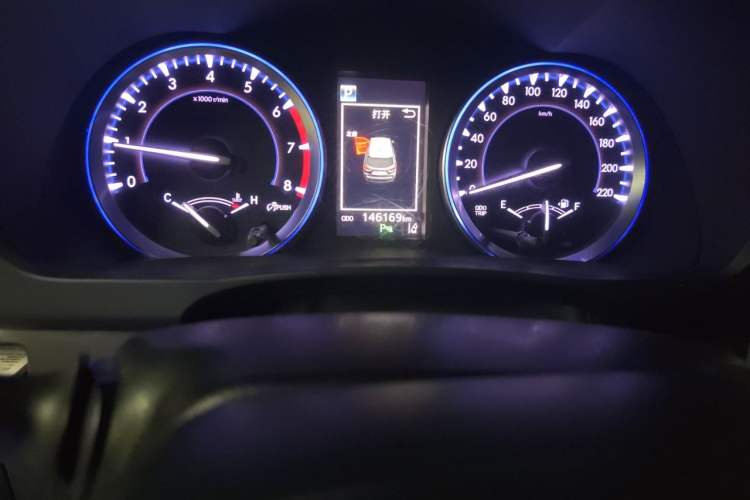 Used Toyota Highlander 2018 2.0T Four-Wheel Drive Prestige Version 7 Seats China V Emission Standard Odometer Close Up