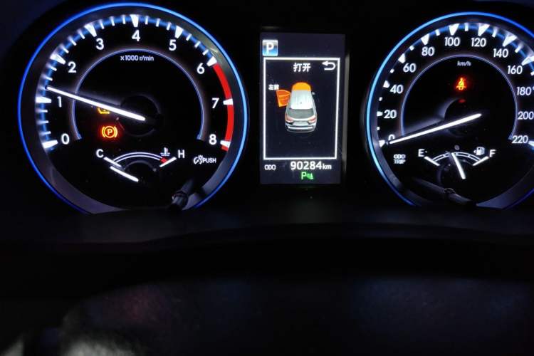 Used Toyota Highlander 2018 2.0T Four-Wheel Drive Luxury Edition 7 Seats China V Emission Standard Odometer Close Up