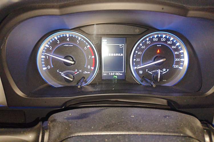 Used Toyota Highlander 2018 2.0T Four-Wheel Drive Luxury Edition 7 Seats China V Emission Standard Odometer Close Up