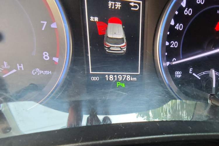 Used Toyota Highlander 2018 2.0T Four-Wheel Drive Luxury Version 7 Seats China VI Standard Odometer Close Up
