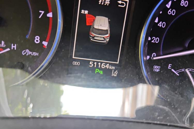 Used Toyota Highlander 2018 2.0T Four-Wheel Drive Prestige Version 7 Seats China V Emission Standard Odometer Close Up