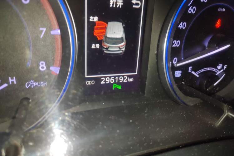 Used Toyota Highlander 2018 2.0T Two-Wheel-Drive Luxury Edition 7 Seats Emission Standard China V Odometer Close Up