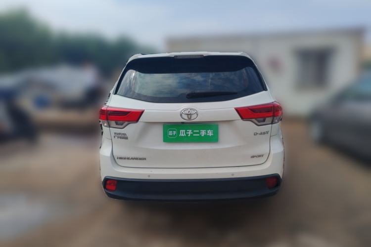 Used Toyota Highlander 2018 2.0T Two-Wheel-Drive Luxury Edition 7 Seats Emission Standard China V Rear
