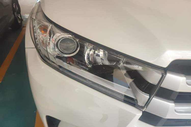 Used Toyota Highlander 2018 2.0T Four-Wheel Drive Luxury Edition 7 Seats China V Emission Standard Right Front Headlight