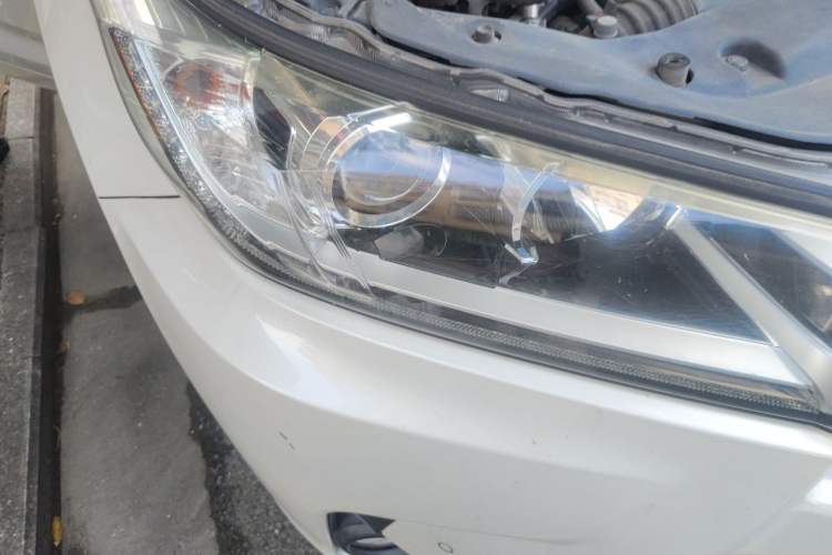 Used Toyota Highlander 2018 2.0T Four-Wheel Drive Luxury Edition 7 Seats China V Emission Standard Right Front Headlight