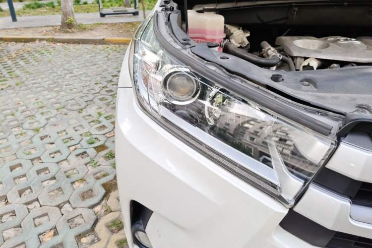 Used Toyota Highlander 2018 2.0T Four-Wheel Drive Luxury Edition 7 Seats China V Emission Standard Right Front Headlight