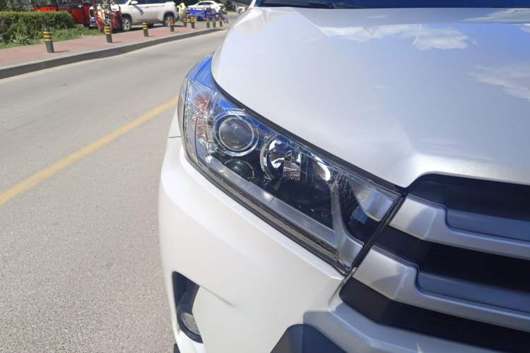 Used Toyota Highlander 2018 2.0T Four-Wheel Drive Elite Edition 7 Seats China VI Standard Right Front Headlight