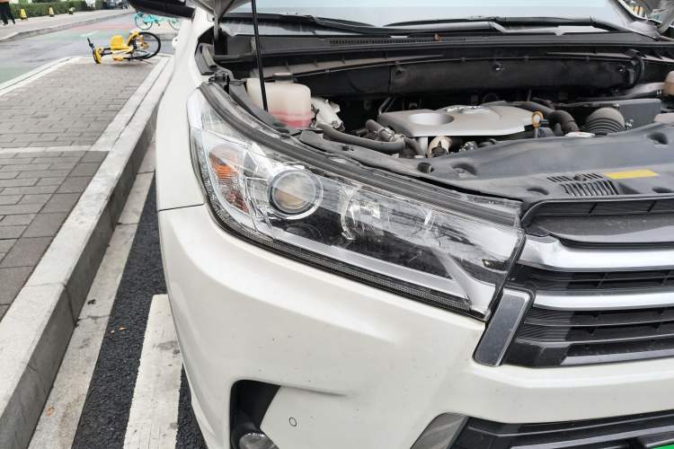 Used Toyota Highlander 2018 2.0T Four-Wheel Drive Prestige Version 7 Seats China V Emission Standard Right Front Headlight