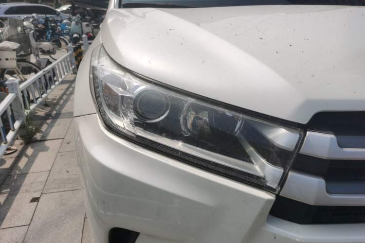 Used Toyota Highlander 2018 2.0T Four-Wheel Drive Luxury Edition 7 Seats China V Emission Standard Right Front Headlight