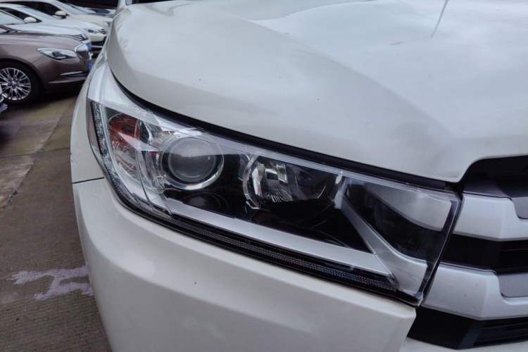 Used Toyota Highlander 2018 2.0T Four-Wheel Drive Luxury Edition 7 Seats China V Emission Standard Right Front Headlight