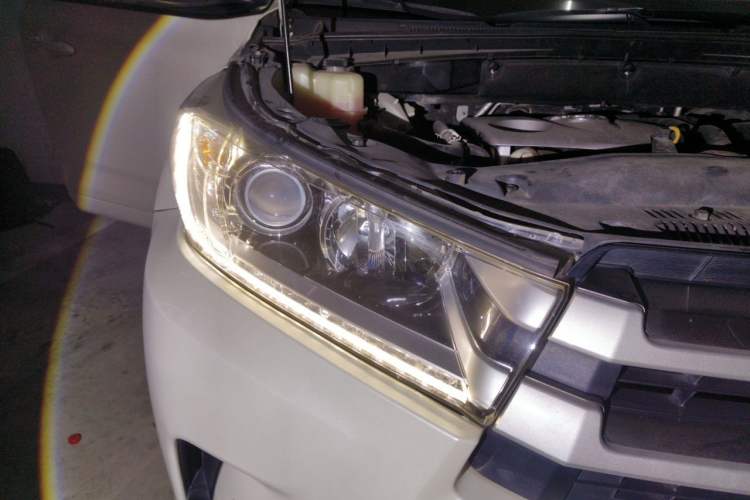 Used Toyota Highlander 2018 2.0T Four-Wheel Drive Luxury Edition 7 Seats China V Emission Standard Right Front Headlight
