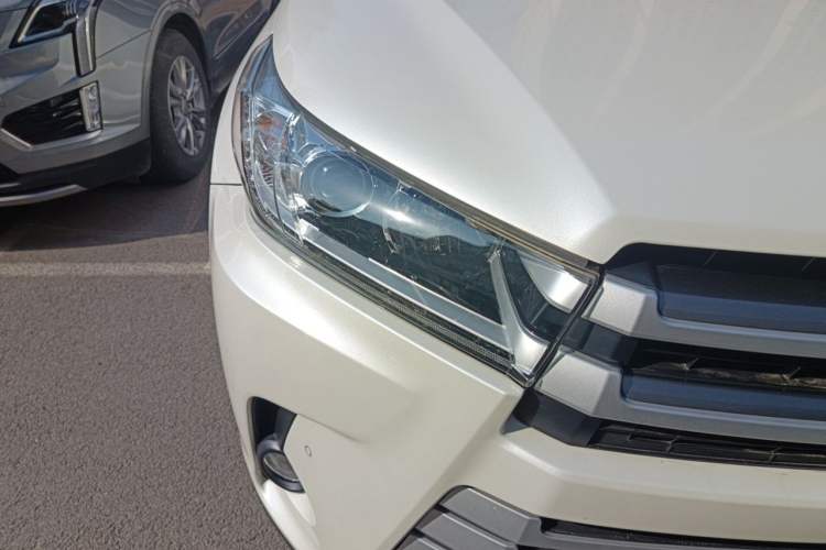 Used Toyota Highlander 2018 2.0T Four-Wheel Drive Luxury Edition 7 Seats China V Emission Standard Right Front Headlight