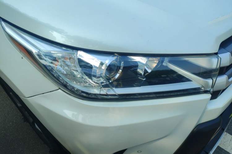 Used Toyota Highlander 2018 2.0T Four-Wheel Drive Luxury Version 7 Seats China VI Standard Right Front Headlight