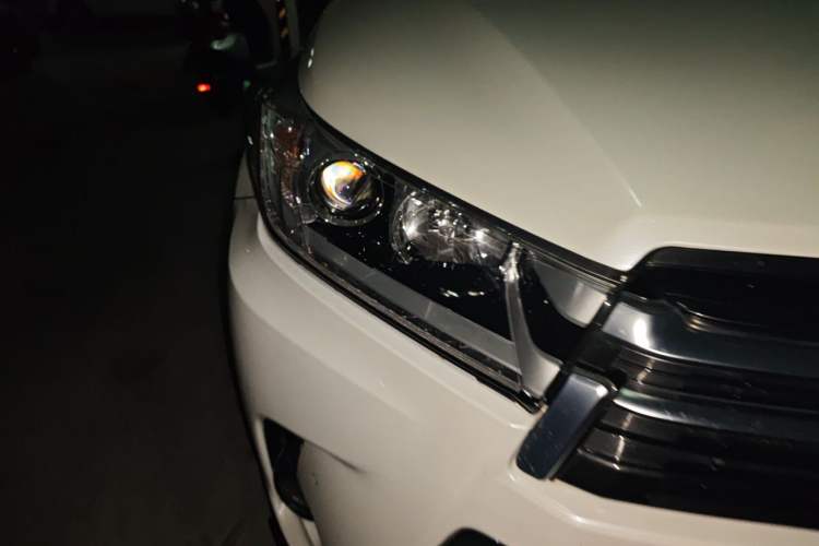 Used Toyota Highlander 2018 2.0T Four-Wheel Drive Prestige Version 7 Seats China VI Standard Right Front Headlight